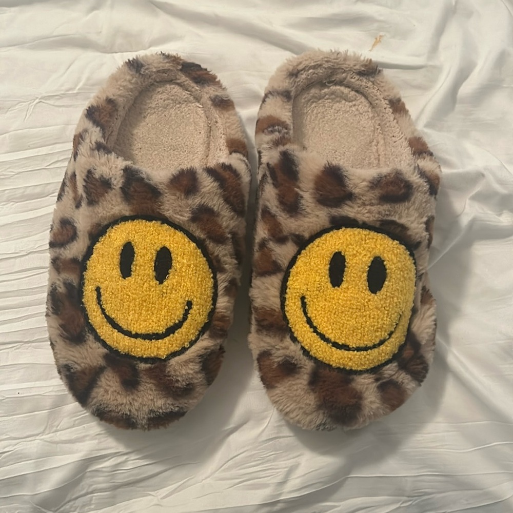 Women’s trendy cheetah print smiley face slippers!